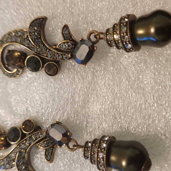 Elegant Gold and Black Dangle Earrings Clip On - Picture 3 of 3